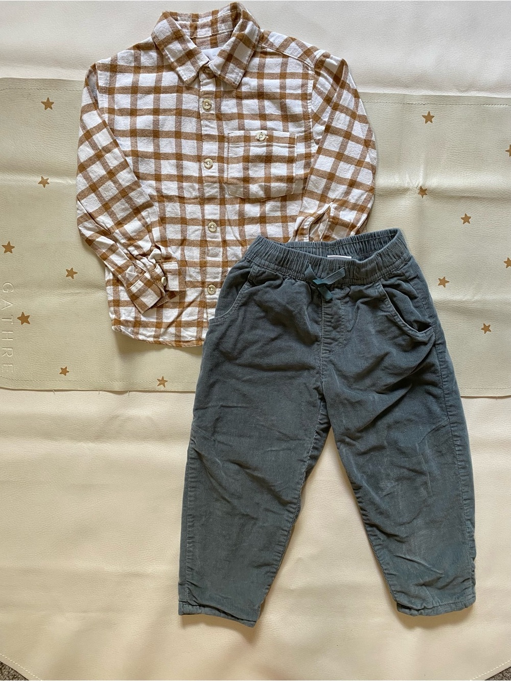 3/4 Plaid Button-Up Shirt and Green Gray Jogger Pants Set